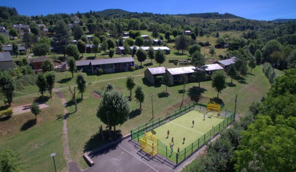 villages-vacances-meyrueis-terrain-multi-sport