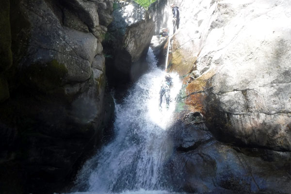 Rappel dans le canyon du Tapoul sous le Mont-Aigoual